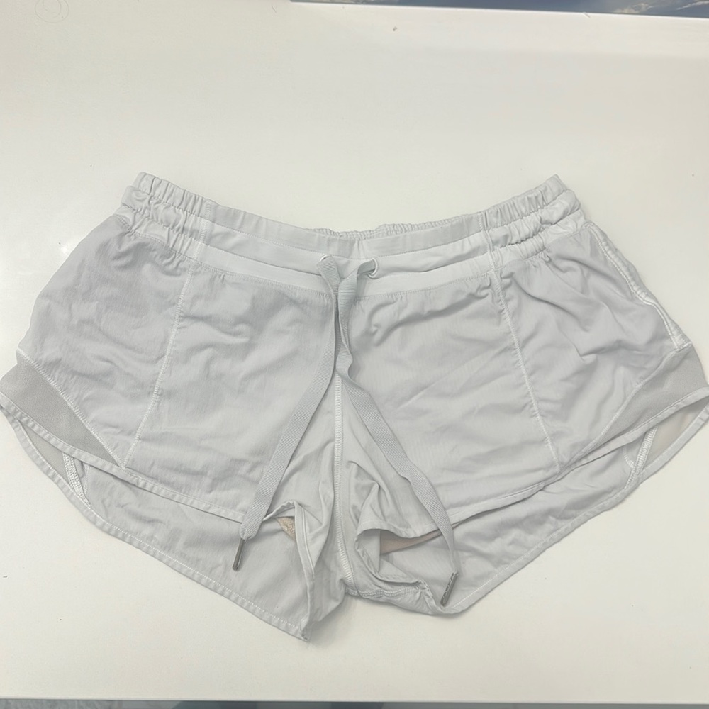Lululemon Hotty Hot Shorts White Perfect Condition Size 6 2.5” inseam
